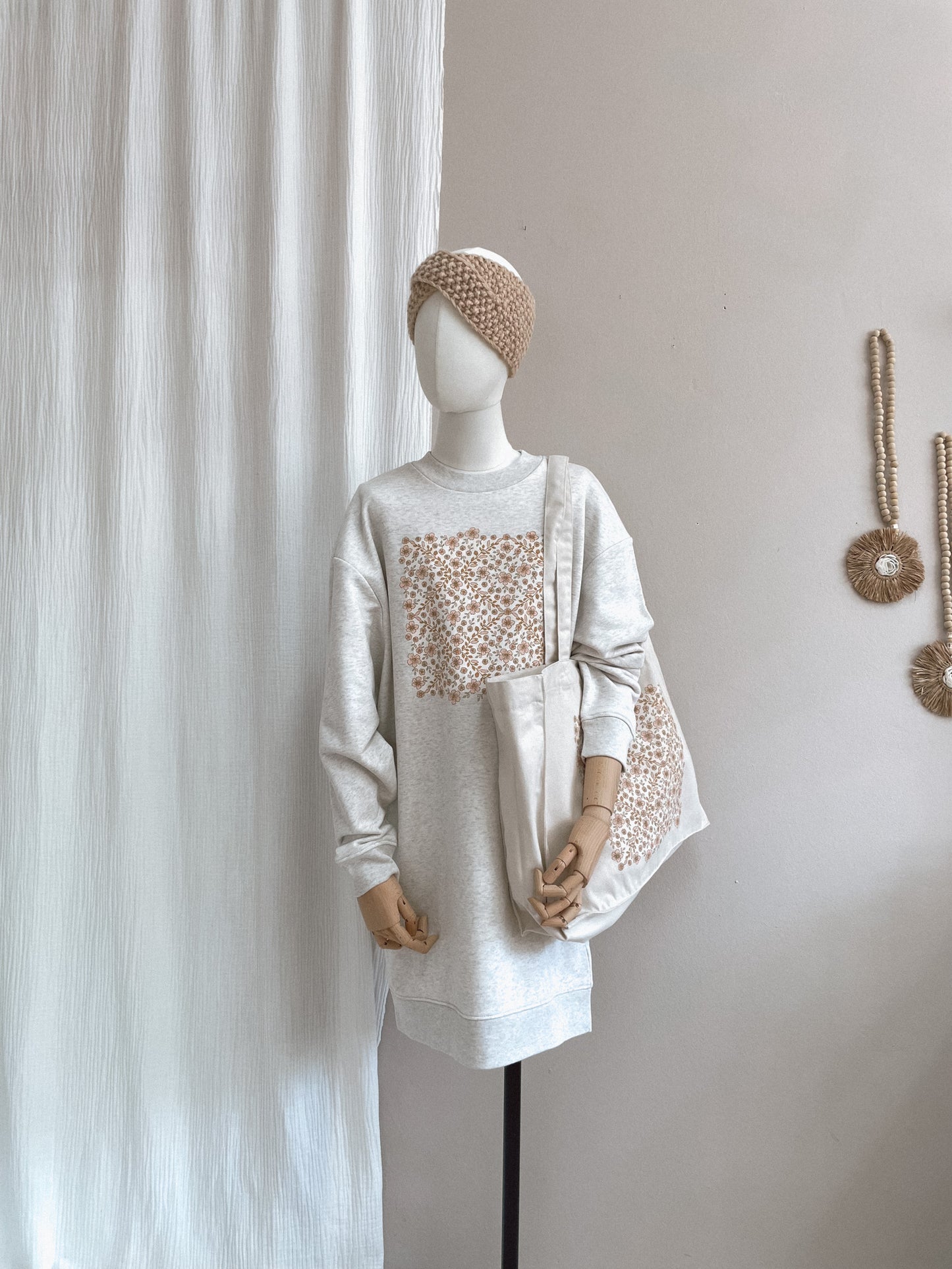 Oversized sweatshirt dress / Floral Garland / creamy grey
