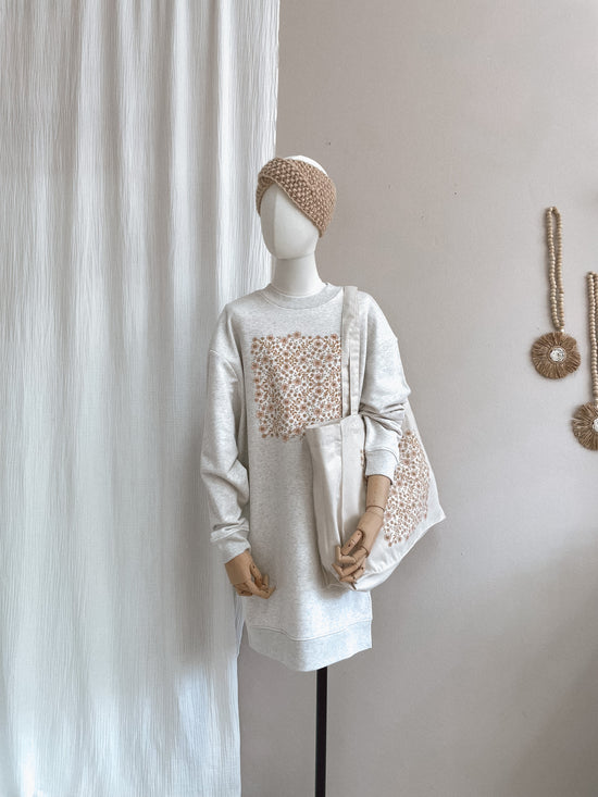 Oversized sweatshirt dress / Floral Garland / creamy grey