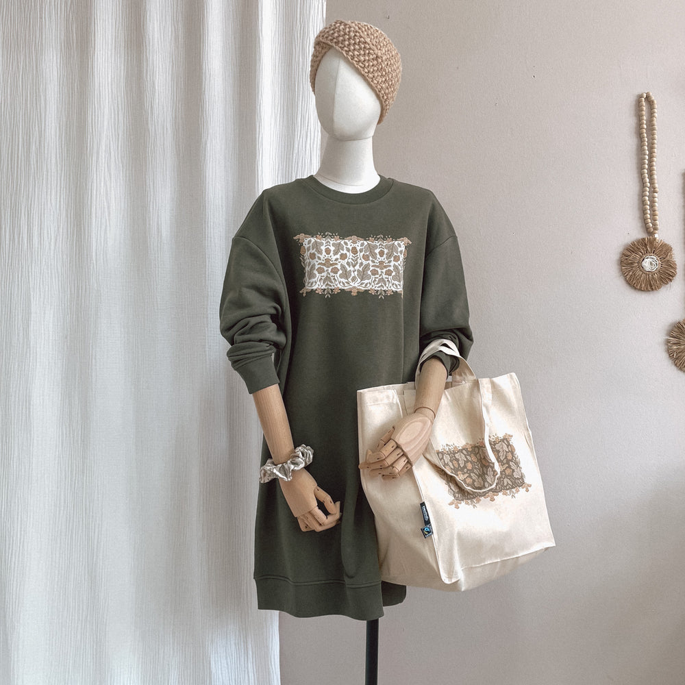 
                      
                        Oversized sweatshirt dress / Ecru botanical owls / rosemary
                      
                    