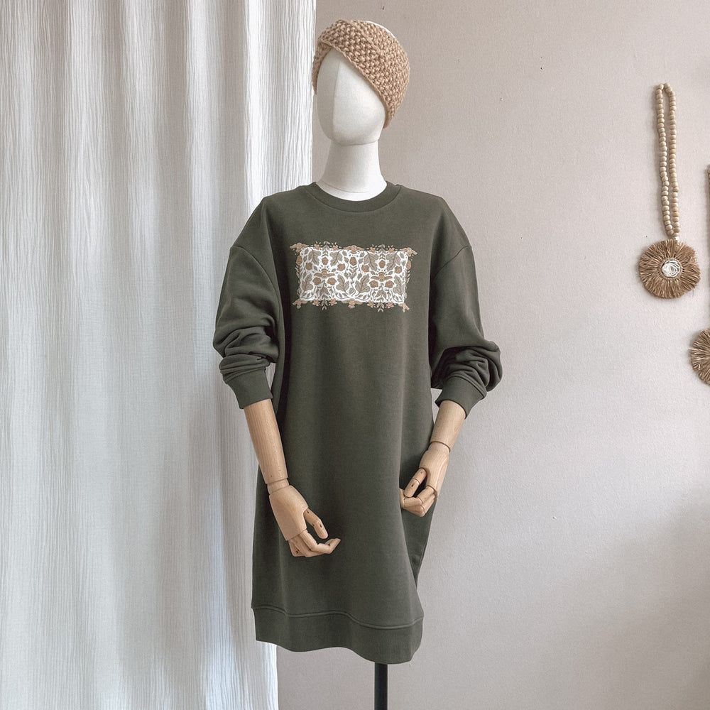 
                      
                        Oversized sweatshirt dress / Ecru botanical owls / rosemary
                      
                    