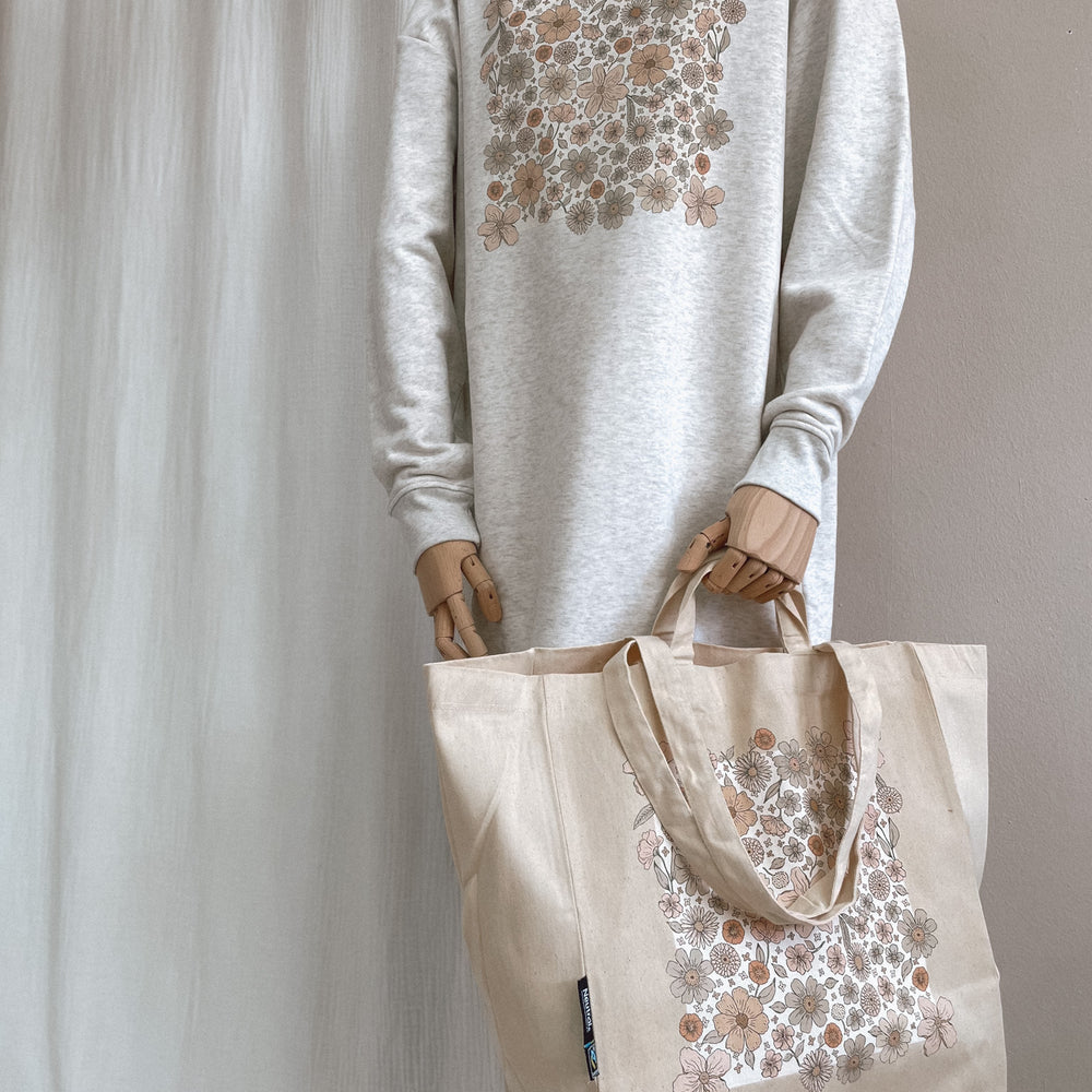 
                      
                        Oversized sweatshirt dress / Ecru Bold floral / creamy grey
                      
                    