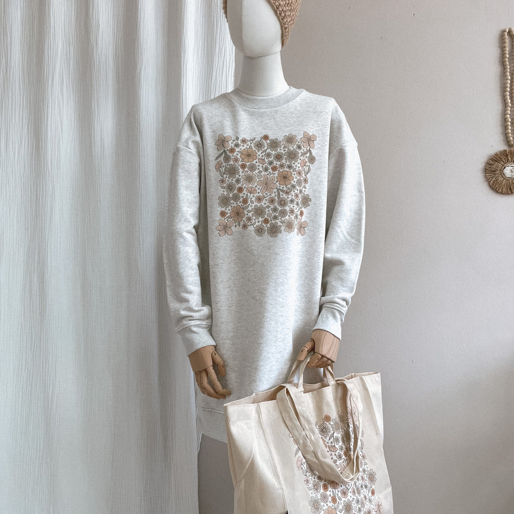 
                      
                        Oversized sweatshirt dress / Ecru Bold floral / creamy grey
                      
                    