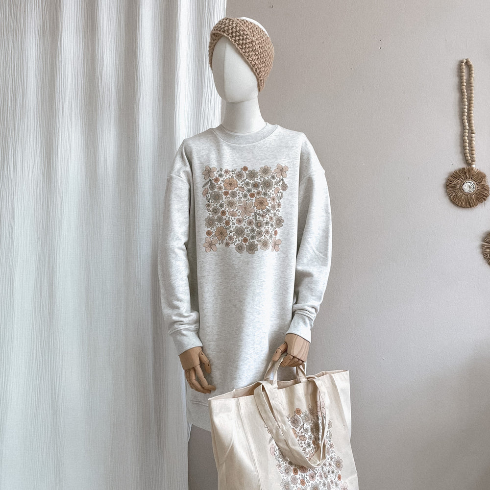 
                      
                        Oversized sweatshirt dress / Ecru Bold floral / creamy grey
                      
                    