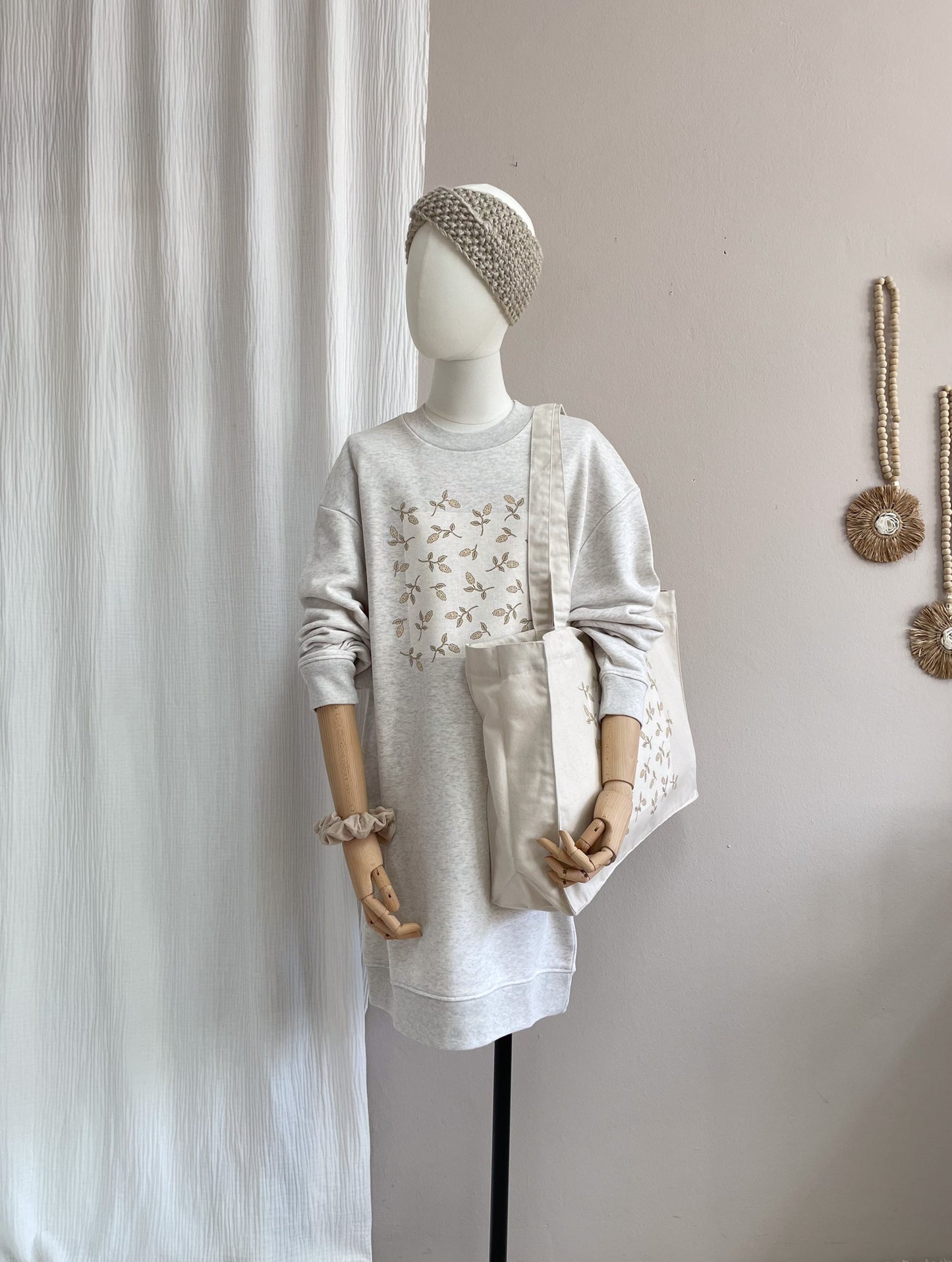 Oversized sweatshirt dress / simple floral / creamy grey