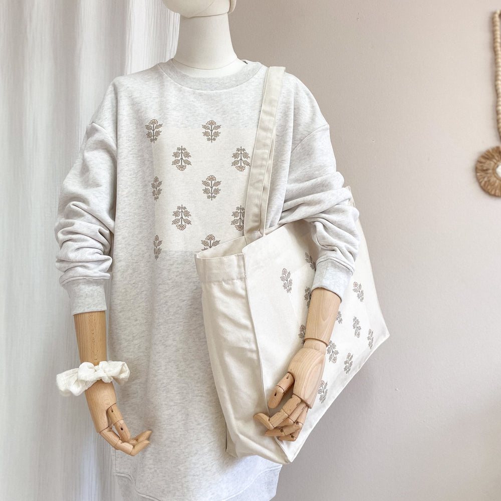 
                      
                        Oversized sweatshirt dress / Just flowers / creamy grey
                      
                    