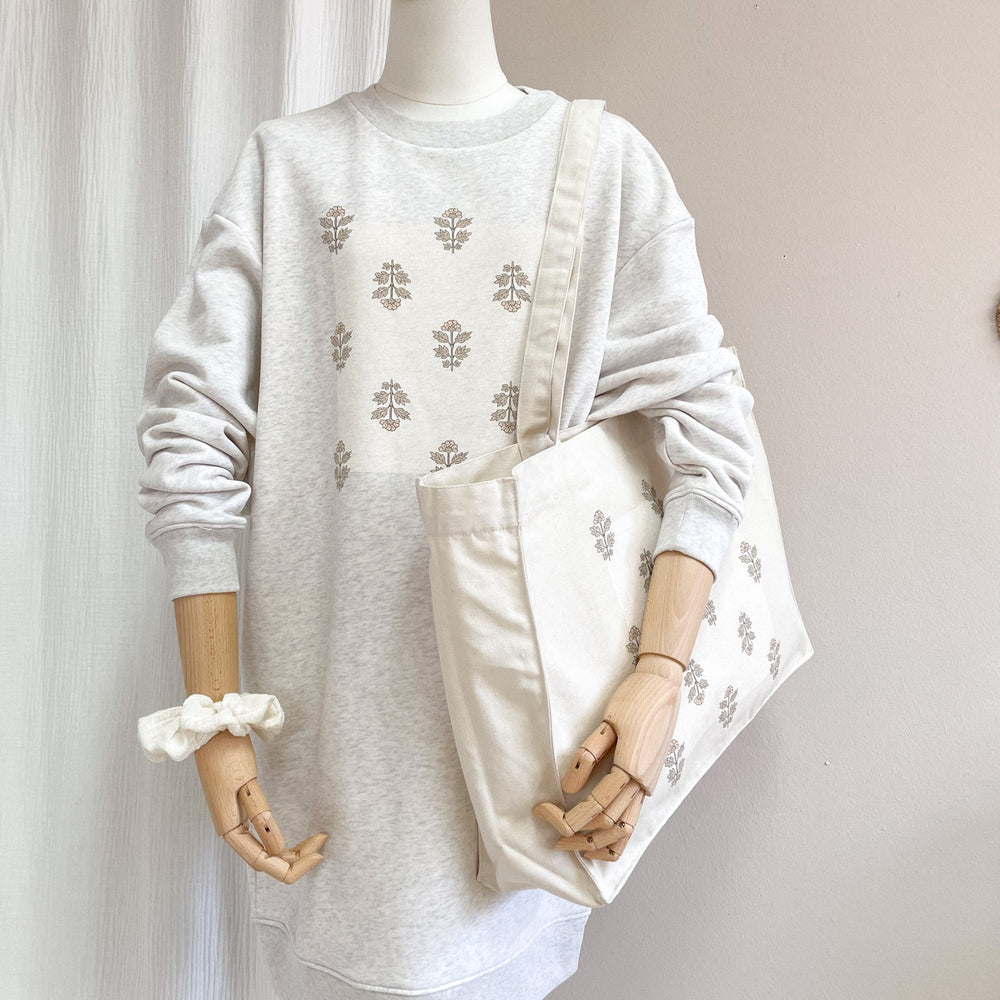 
                      
                        Oversized sweatshirt dress / Just flowers / creamy grey
                      
                    