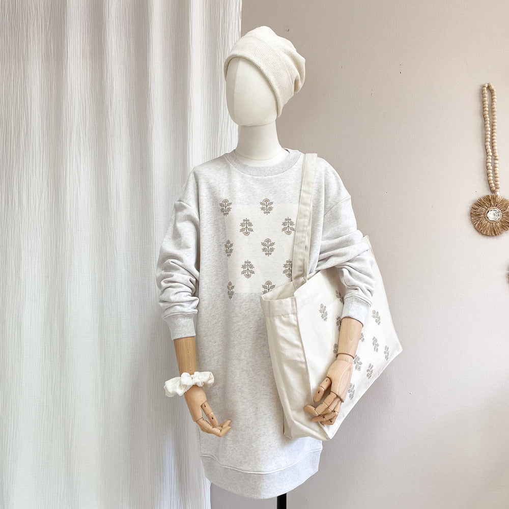 
                      
                        Oversized sweatshirt dress / Just flowers / creamy grey
                      
                    