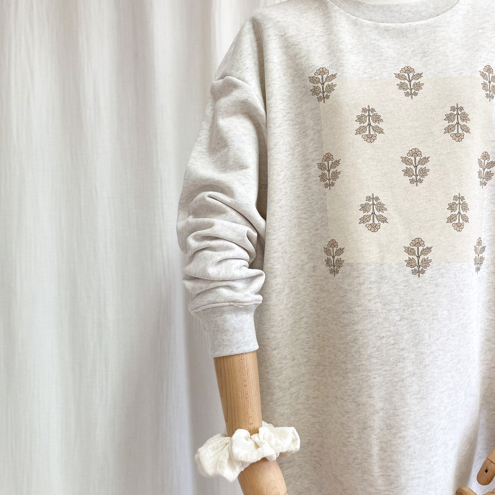 
                      
                        Oversized sweatshirt dress / Just flowers / creamy grey
                      
                    