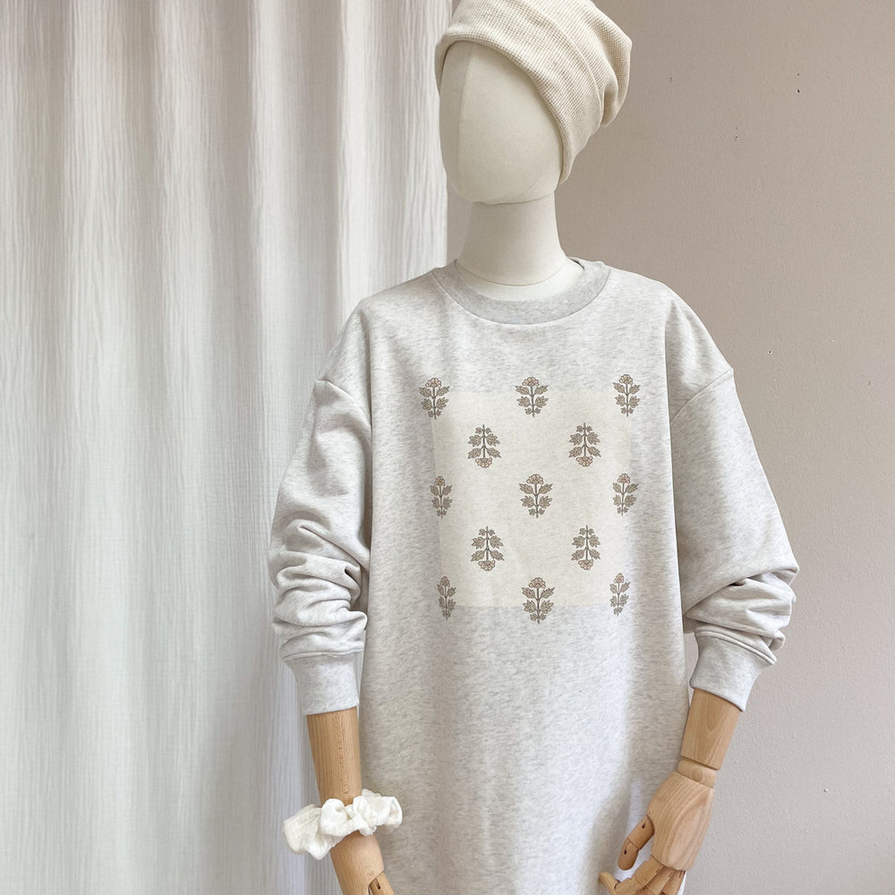 
                      
                        Oversized sweatshirt dress / Just flowers / creamy grey
                      
                    