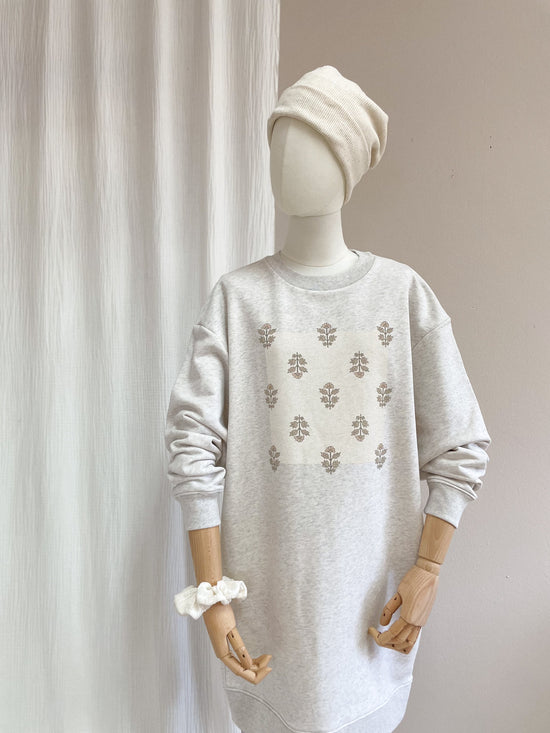 Oversized sweatshirt dress / Just flowers / creamy grey