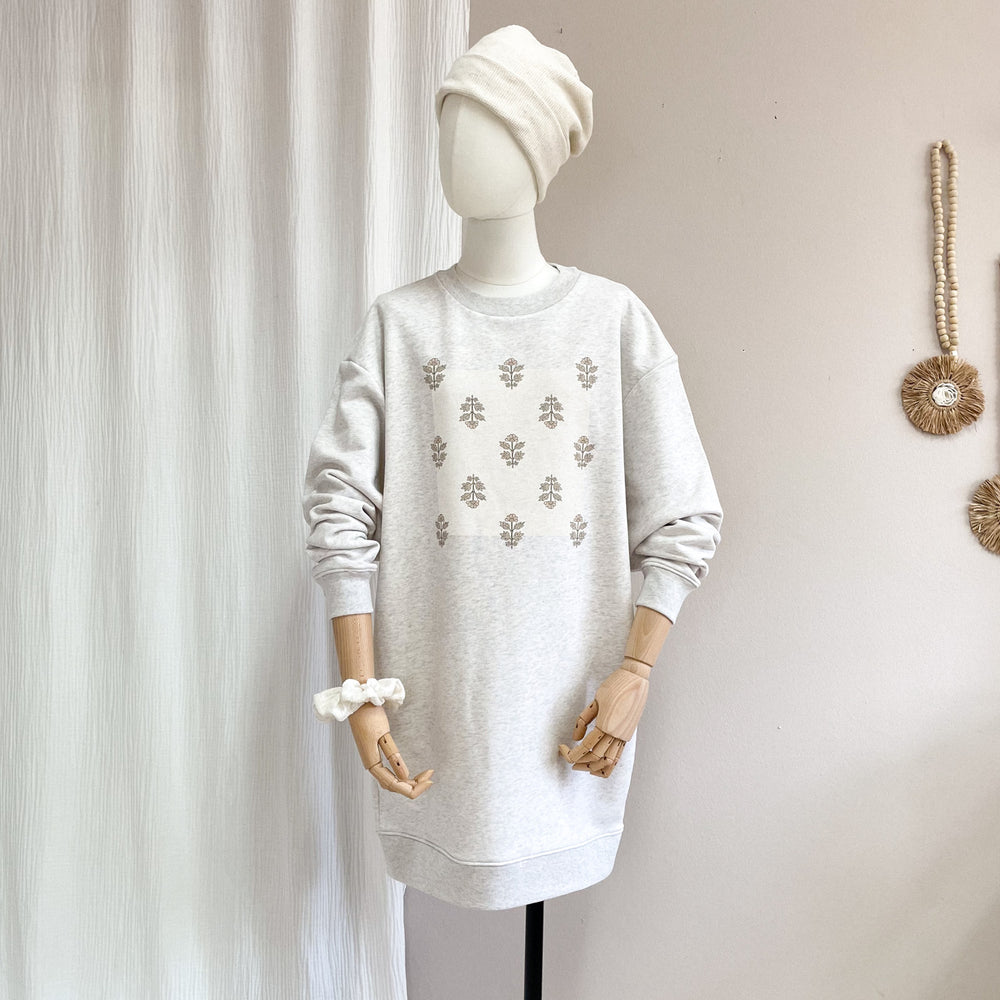 
                      
                        Oversized sweatshirt dress / Just flowers / creamy grey
                      
                    