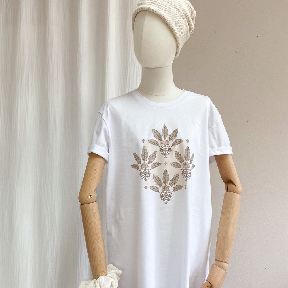 
                      
                        T-shirt dress / Girly palms / white
                      
                    