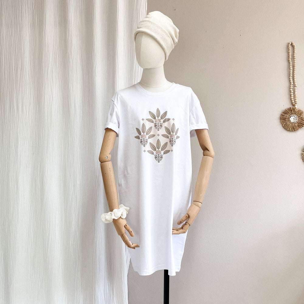 
                      
                        T-shirt dress / Girly palms / white
                      
                    