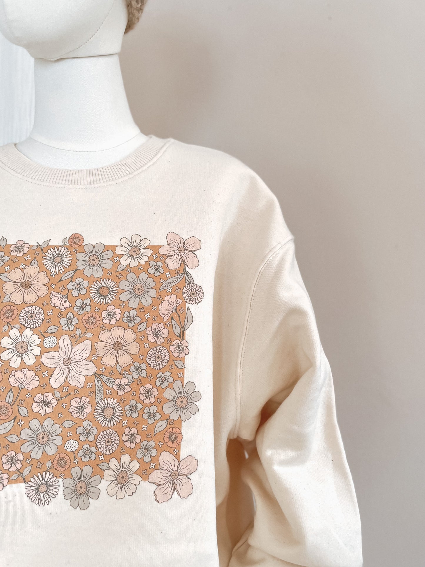 Oversized crewneck / Bold floral caramel / ecru