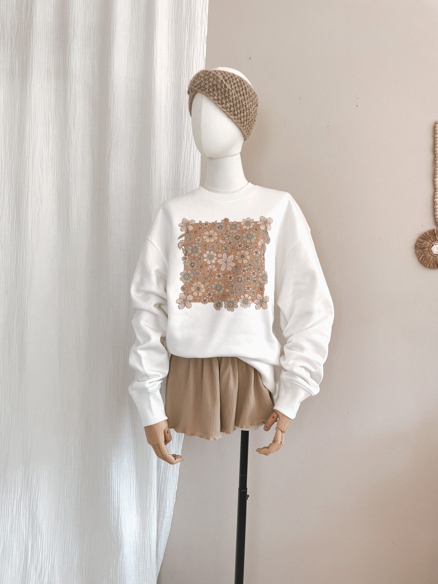 Oversized crewneck / Bold floral caramel / off white