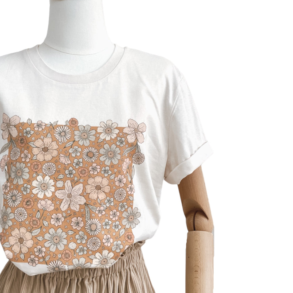 T-shirt / Bold floral caramel / vintage white