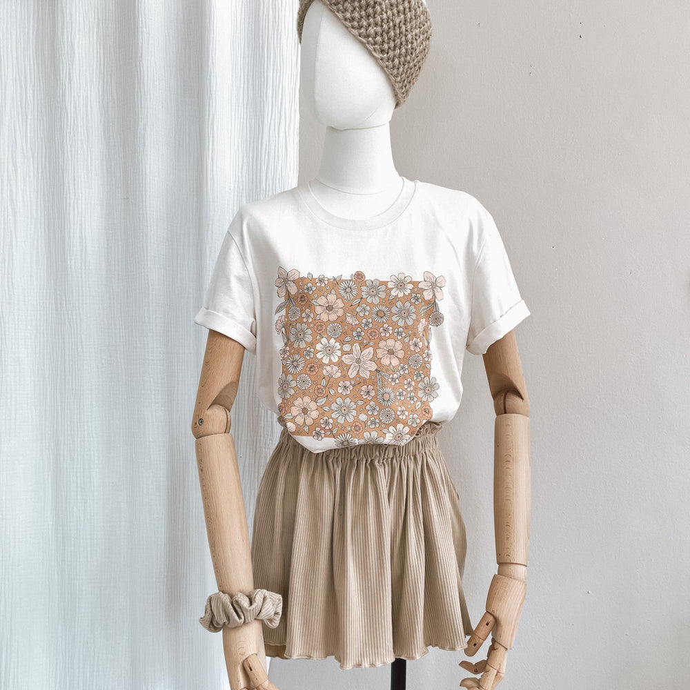 T-shirt / Bold floral caramel / vintage white