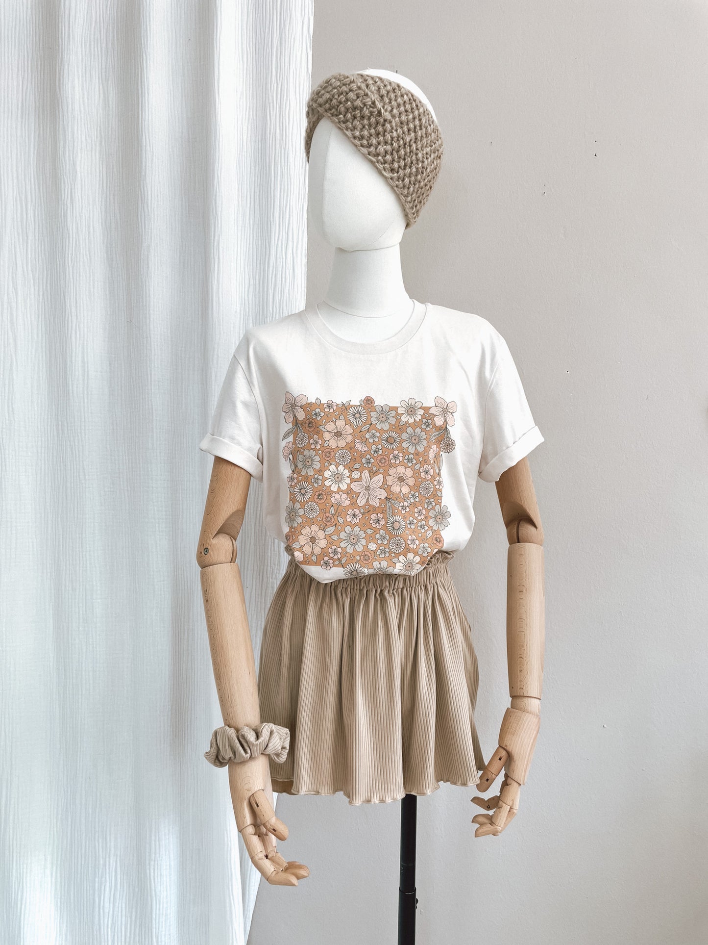 T-shirt / Bold floral caramel / vintage white