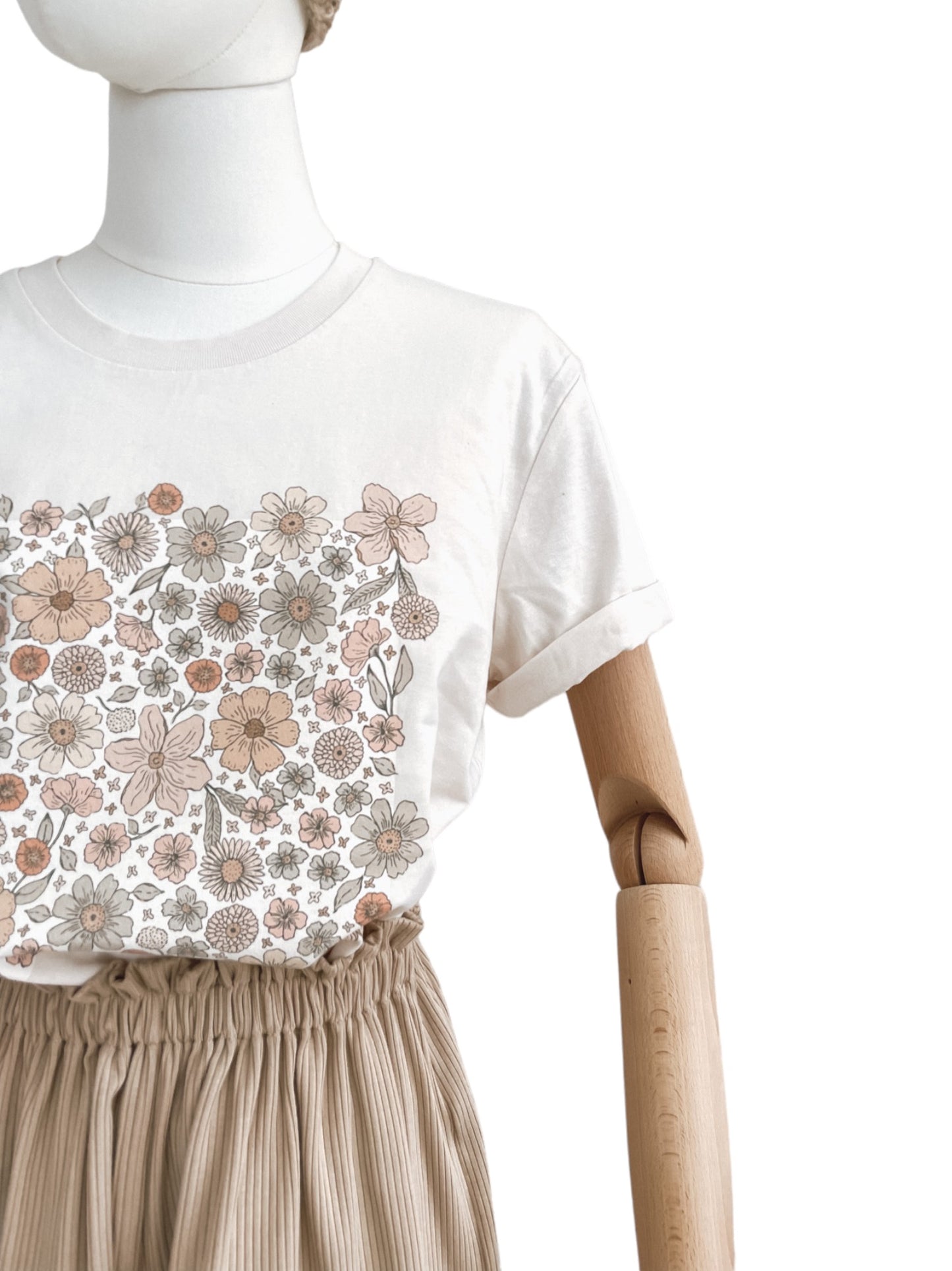 T-shirt / Bold floral ecru / vintage white