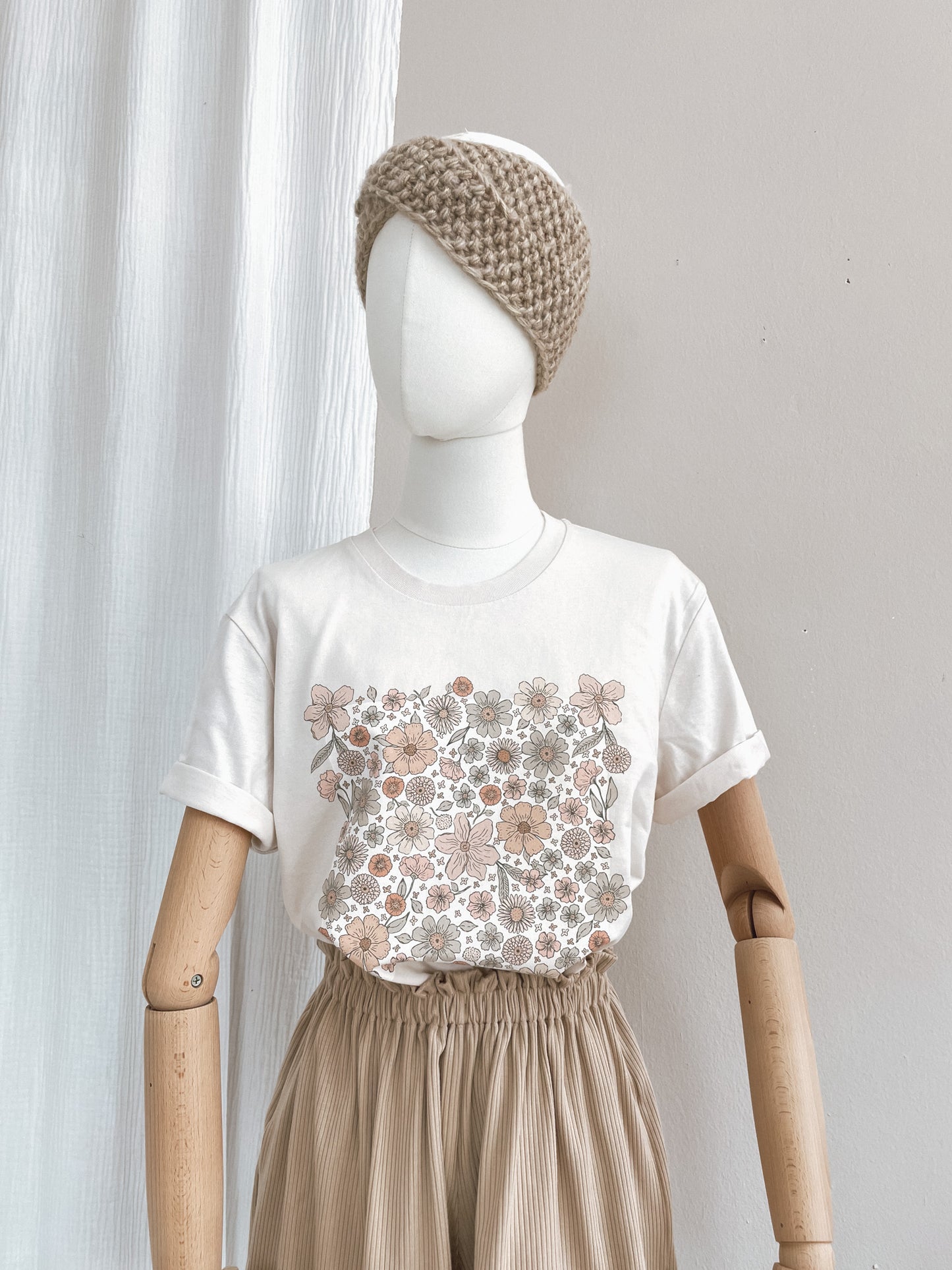 Load image into Gallery viewer, T-shirt / Bold floral ecru / vintage white
