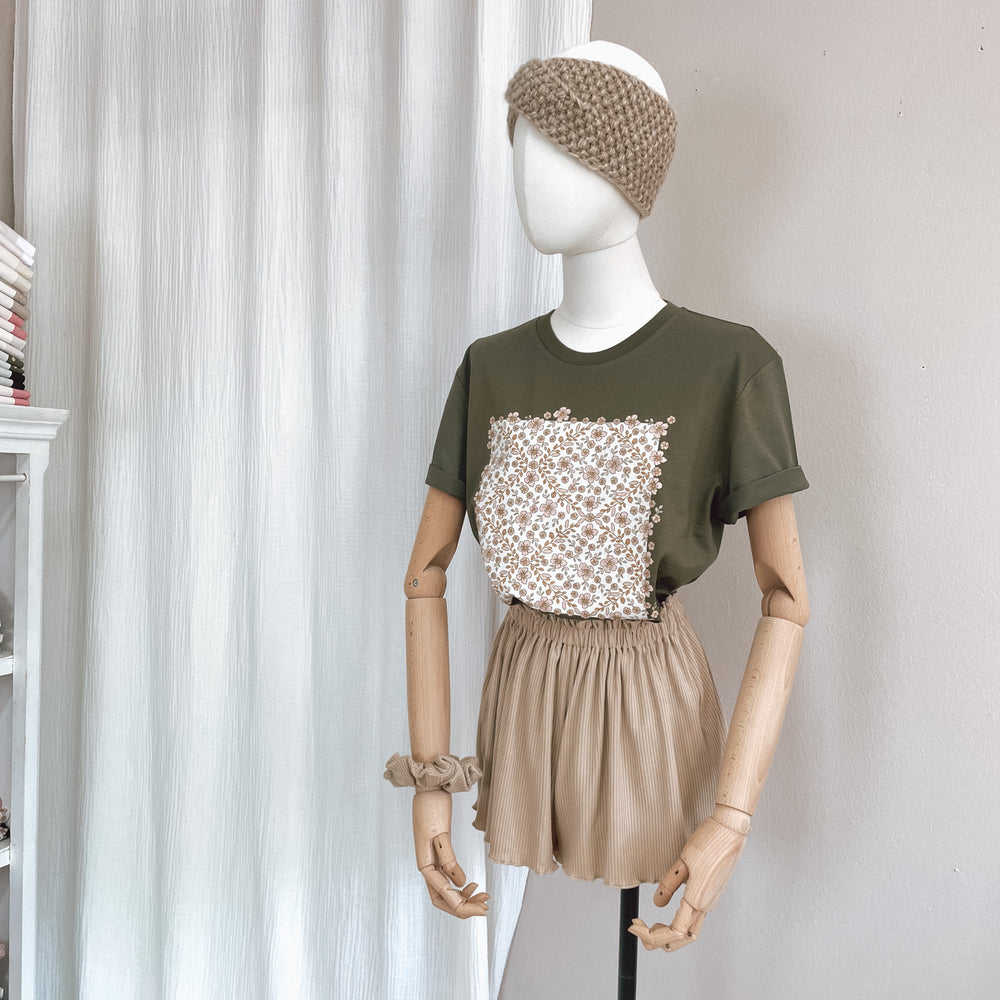 
                      
                        T-shirt / floral garland / rosemary
                      
                    