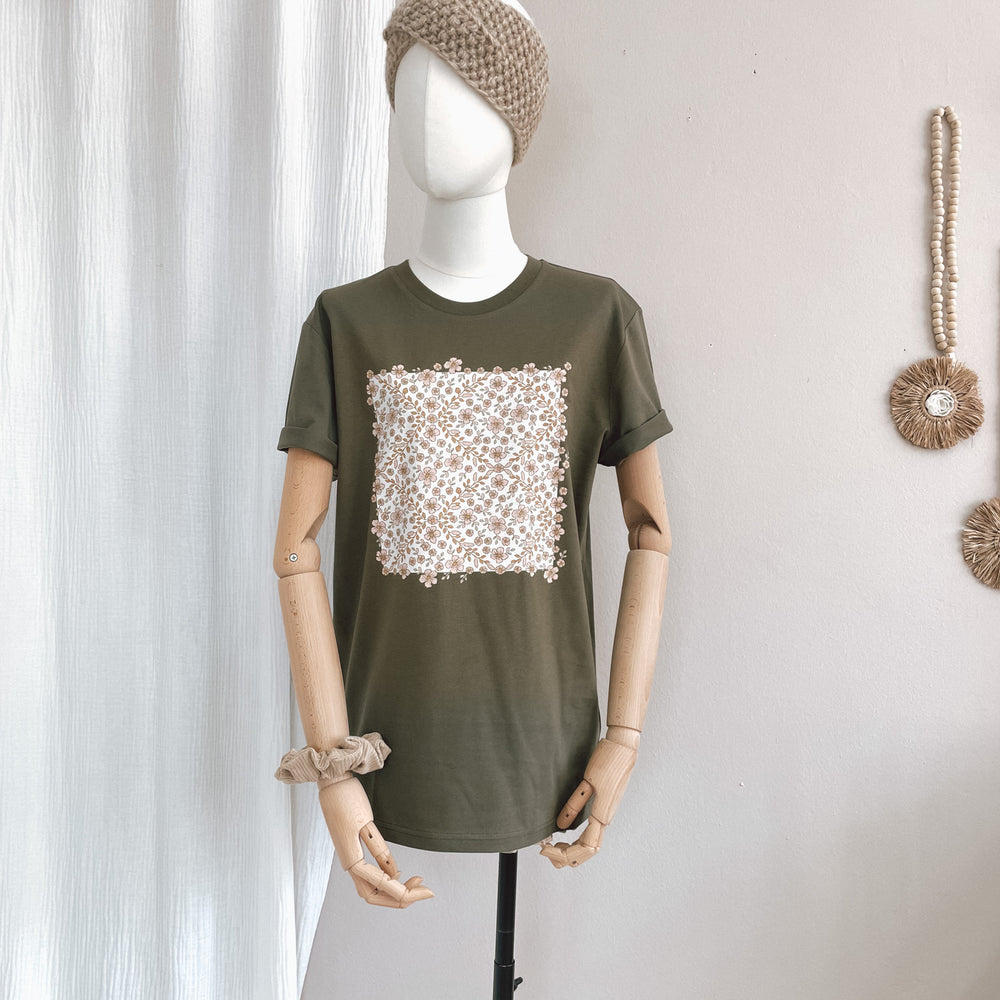 
                      
                        T-shirt / floral garland / rosemary
                      
                    