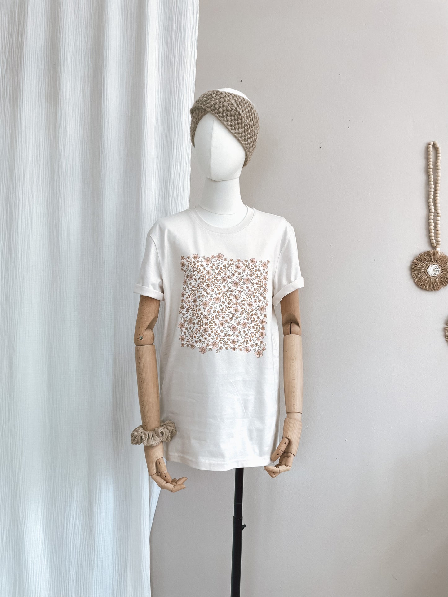 T-shirt / floral garland / vintage white