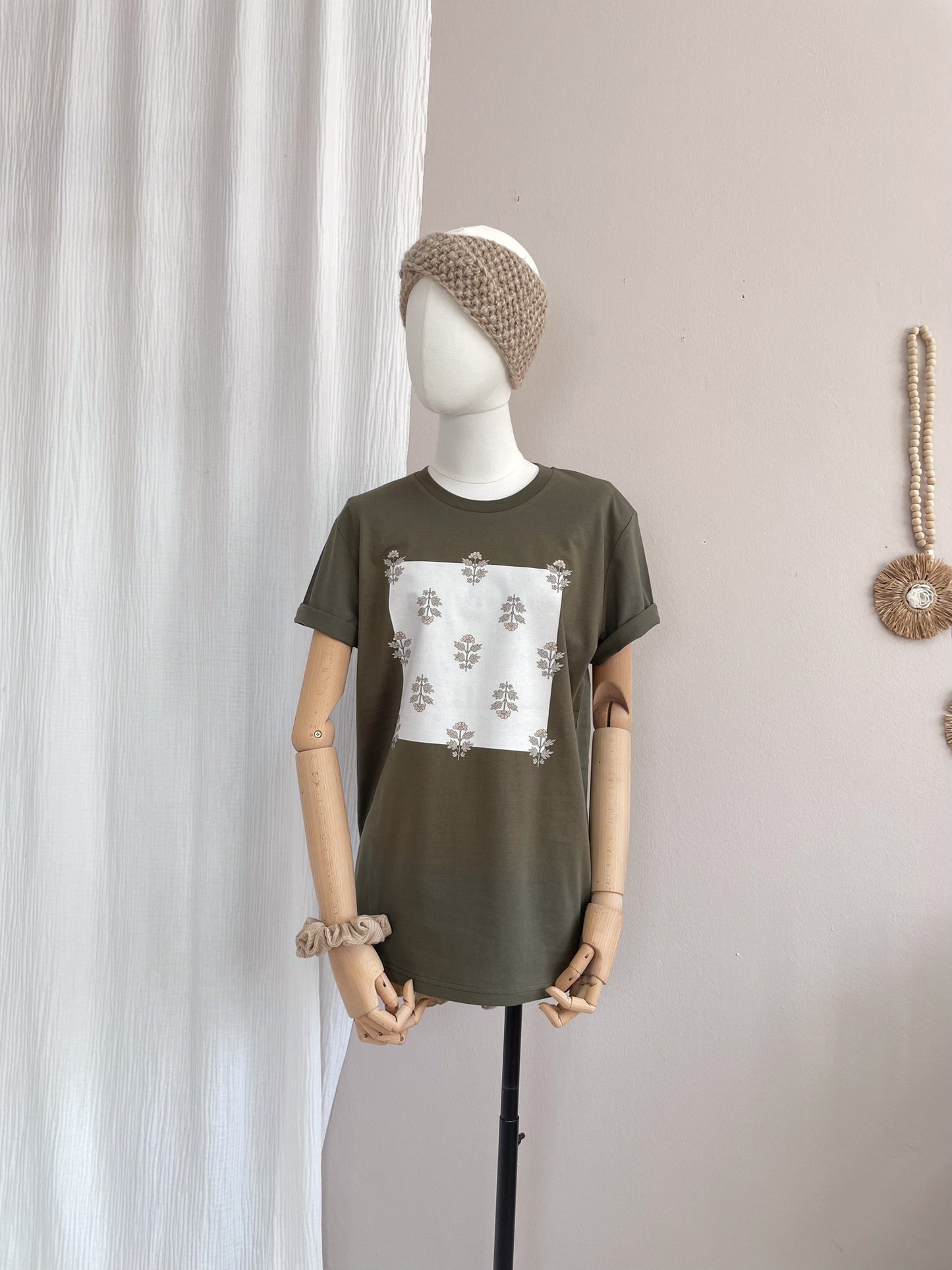 Load image into Gallery viewer, T-shirt / Just flowers / rosemary
