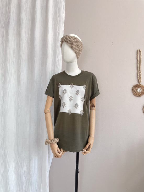 Load image into Gallery viewer, T-shirt / Just flowers / rosemary
