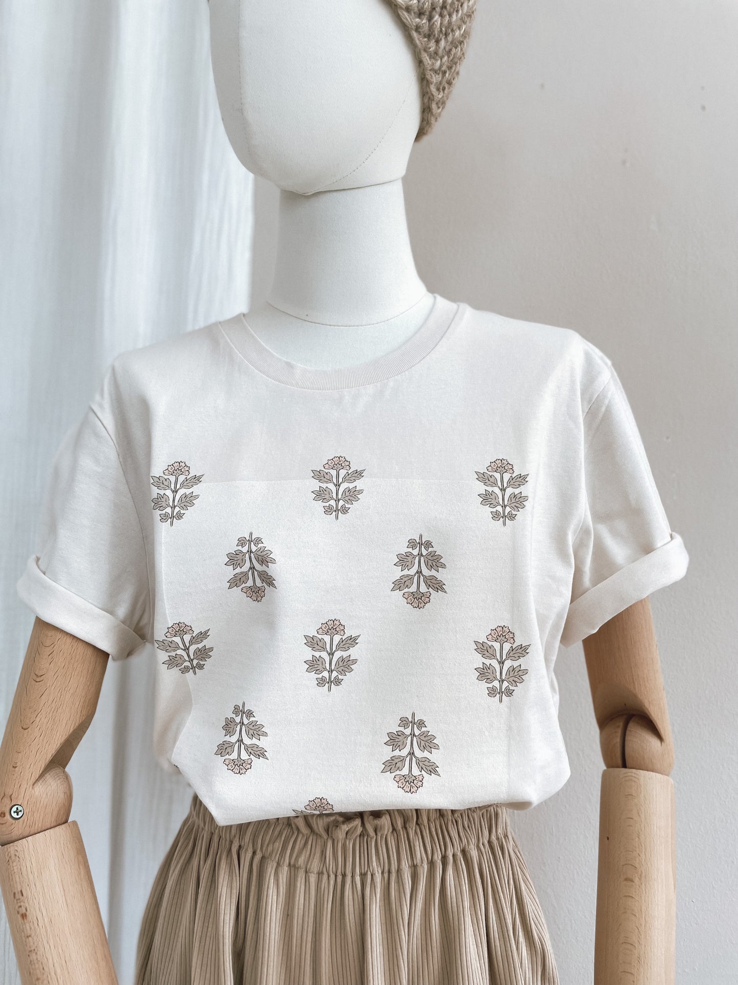 T-shirt / Just flowers / vintage white