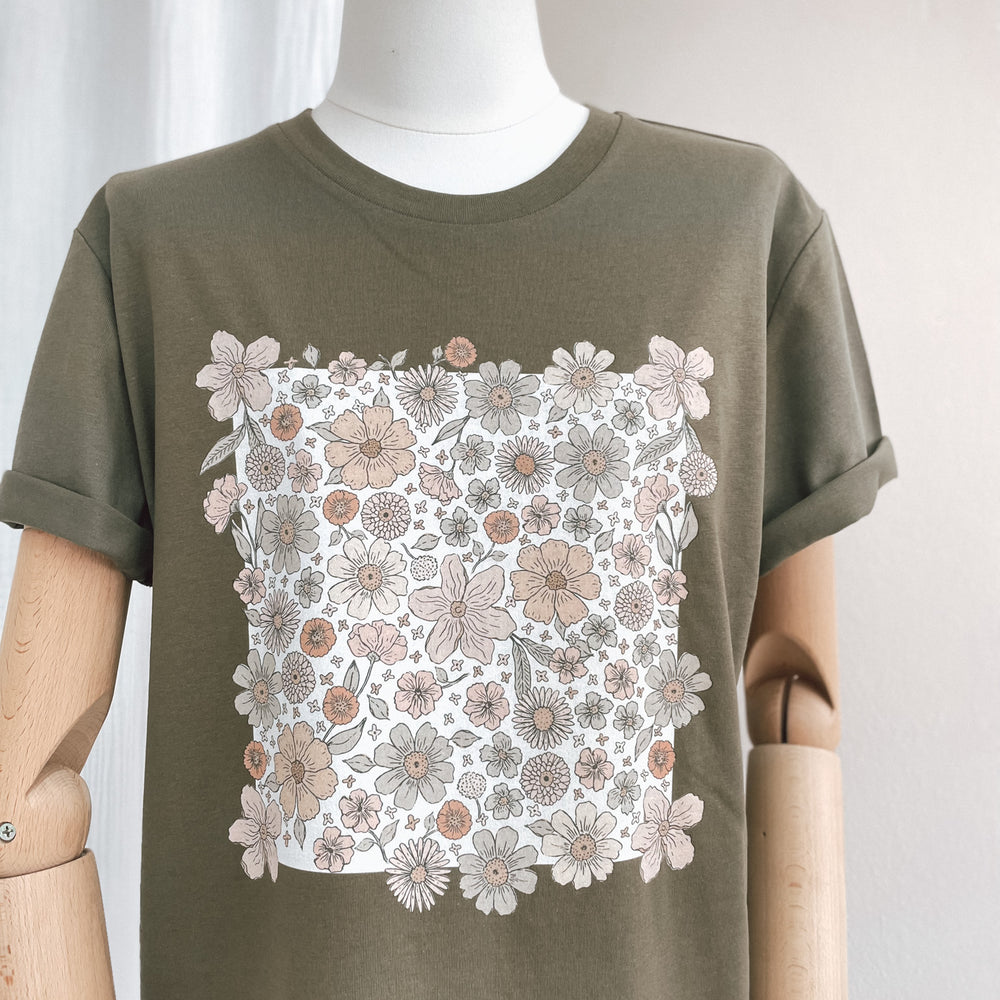 
                      
                        T-shirt / Bold floral ecru / rosemary
                      
                    