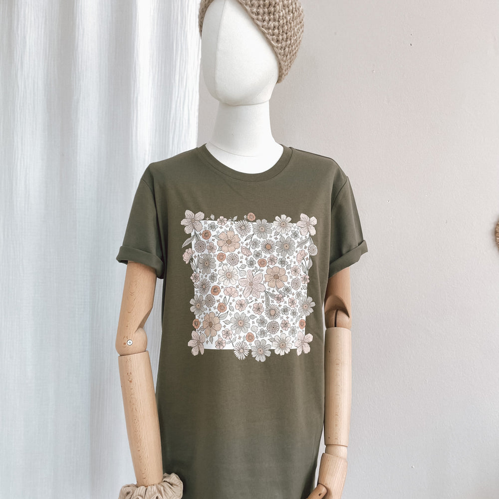 
                      
                        T-shirt / Bold floral ecru / rosemary
                      
                    