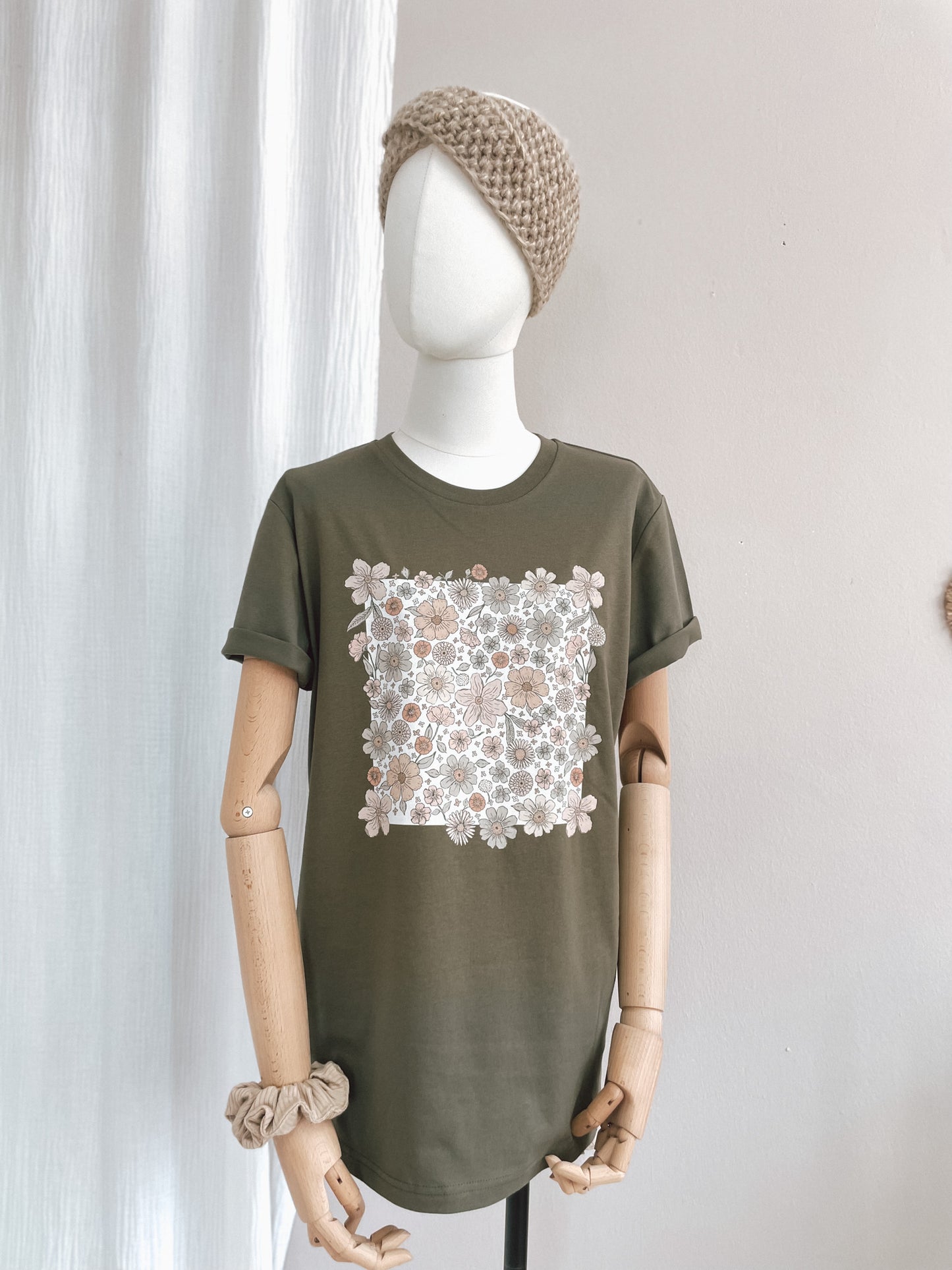 T-shirt / Bold floral ecru / rosemary
