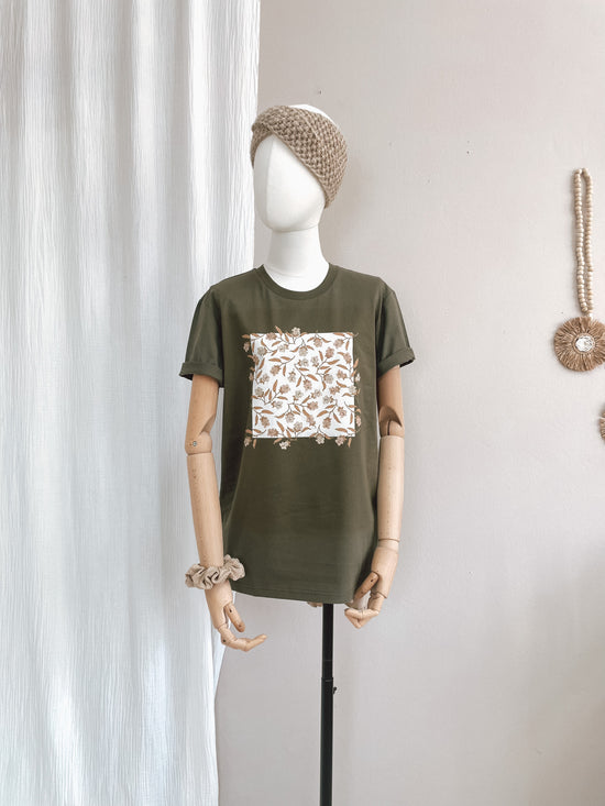 Load image into Gallery viewer, T-shirt / Bell Flowers / rosemary
