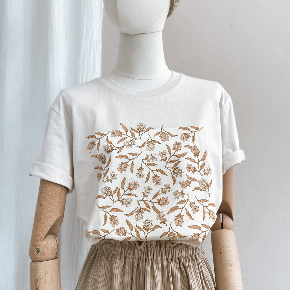 
                      
                        T-shirt / Bell Flowers / vintage white
                      
                    