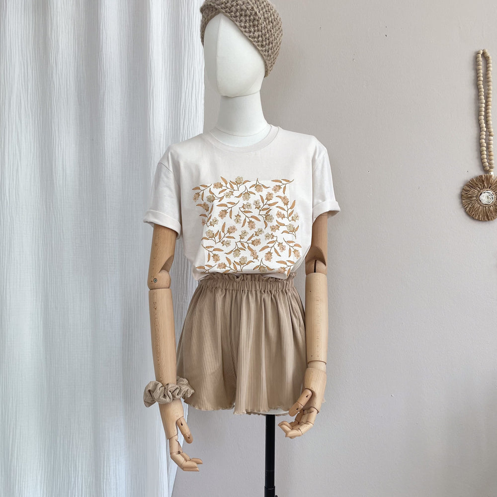 
                      
                        T-shirt / Bell Flowers / vintage white
                      
                    