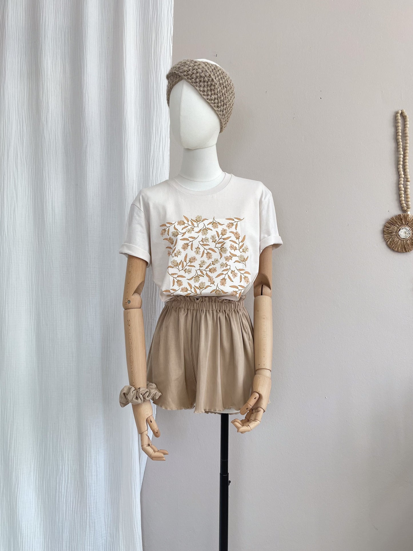 Load image into Gallery viewer, T-shirt / Bell Flowers / vintage white
