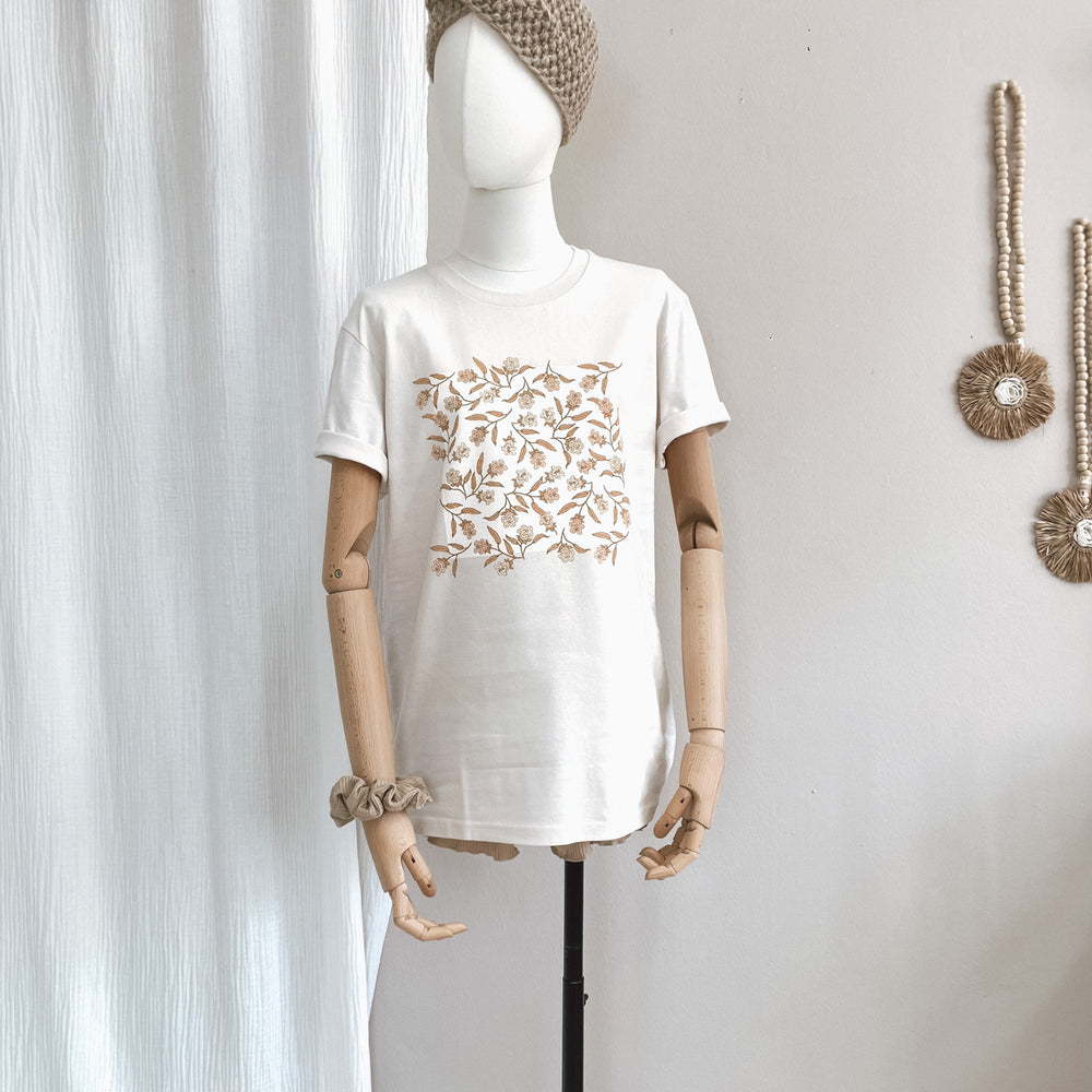 
                      
                        T-shirt / Bell Flowers / vintage white
                      
                    