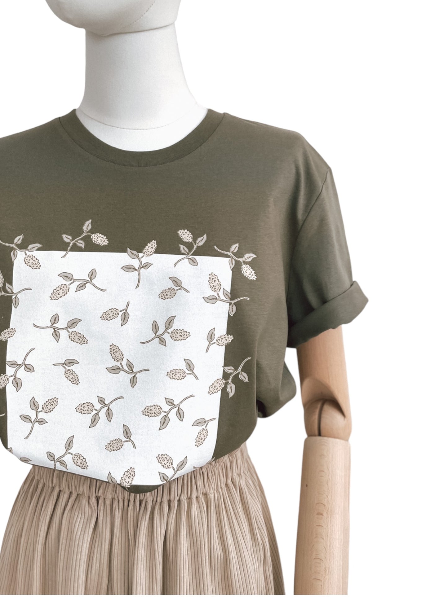 T-shirt / Simple floral / rosemary