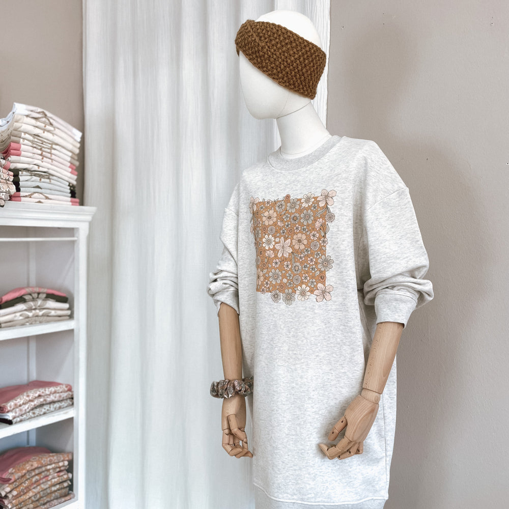 
                      
                        Oversized sweatshirt dress / Caramel Bold floral / creamy grey
                      
                    