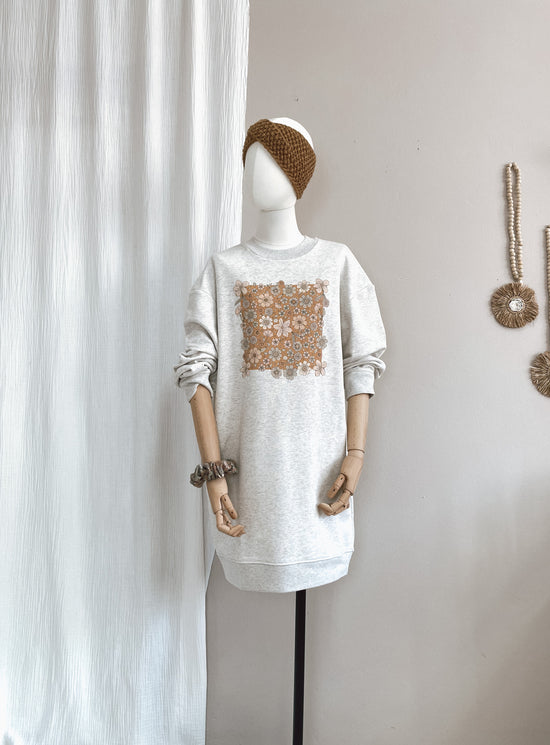 Load image into Gallery viewer, Oversized sweatshirt dress / Caramel Bold floral / creamy grey
