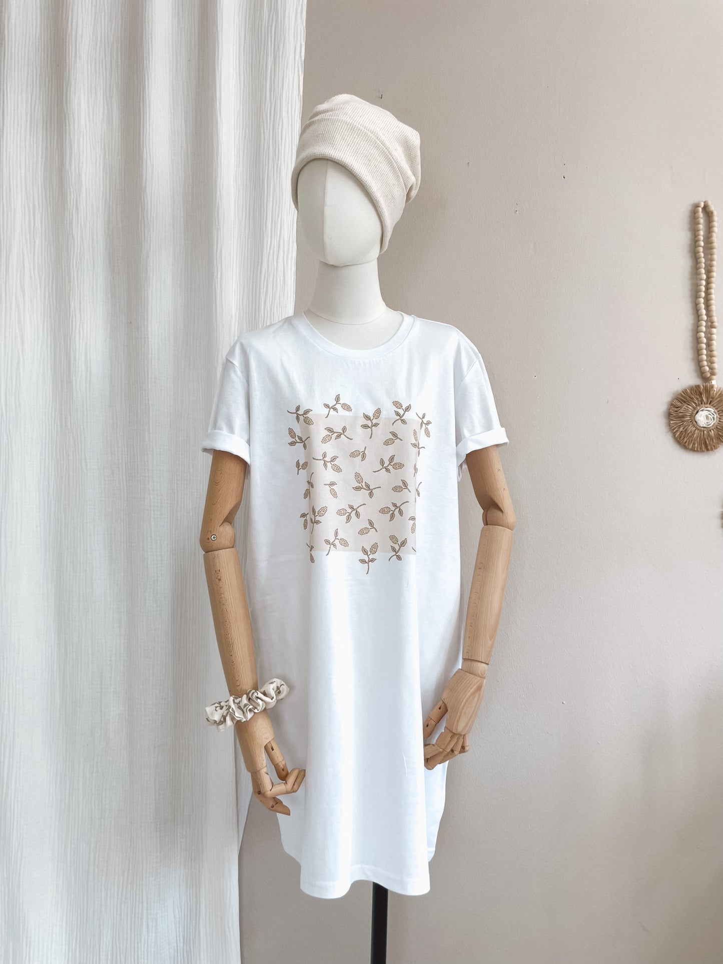 Load image into Gallery viewer, T-shirt dress / just floral / white

