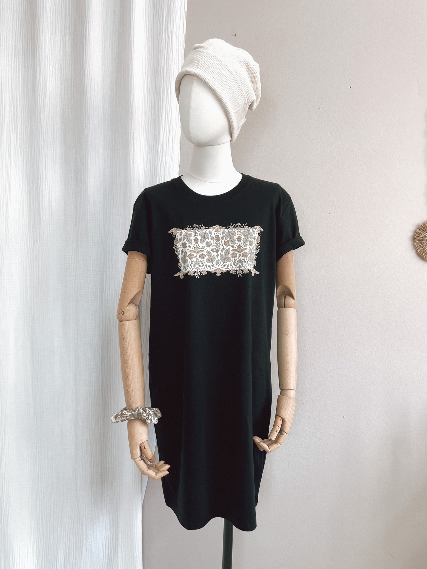 T-shirt dress / Ecru green botanical owls / black