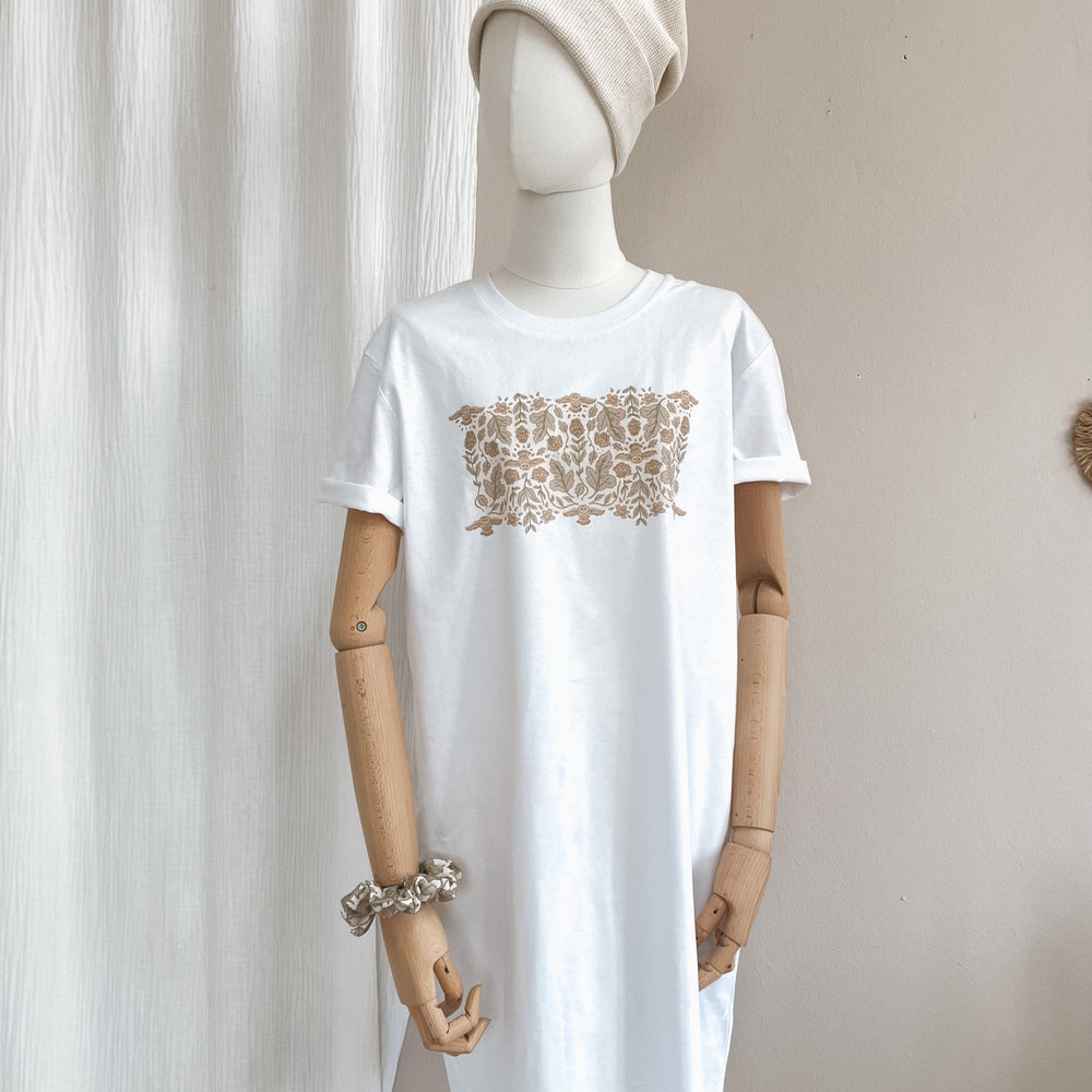 
                      
                        T-shirt dress / Ecru green botanical owls / white
                      
                    