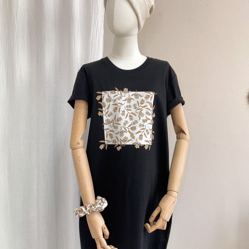 
                      
                        T-shirt dress / bell flowers / black
                      
                    