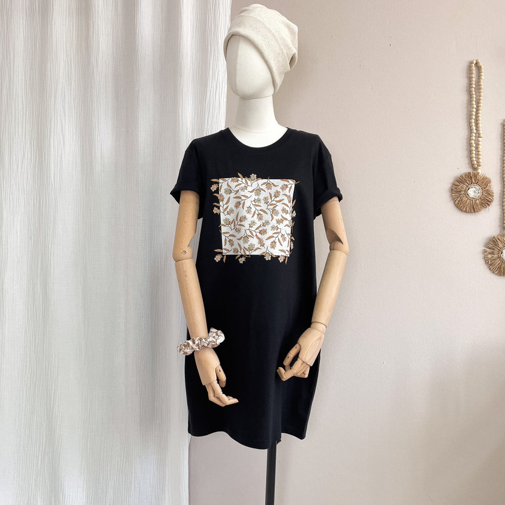 
                      
                        T-shirt dress / bell flowers / black
                      
                    