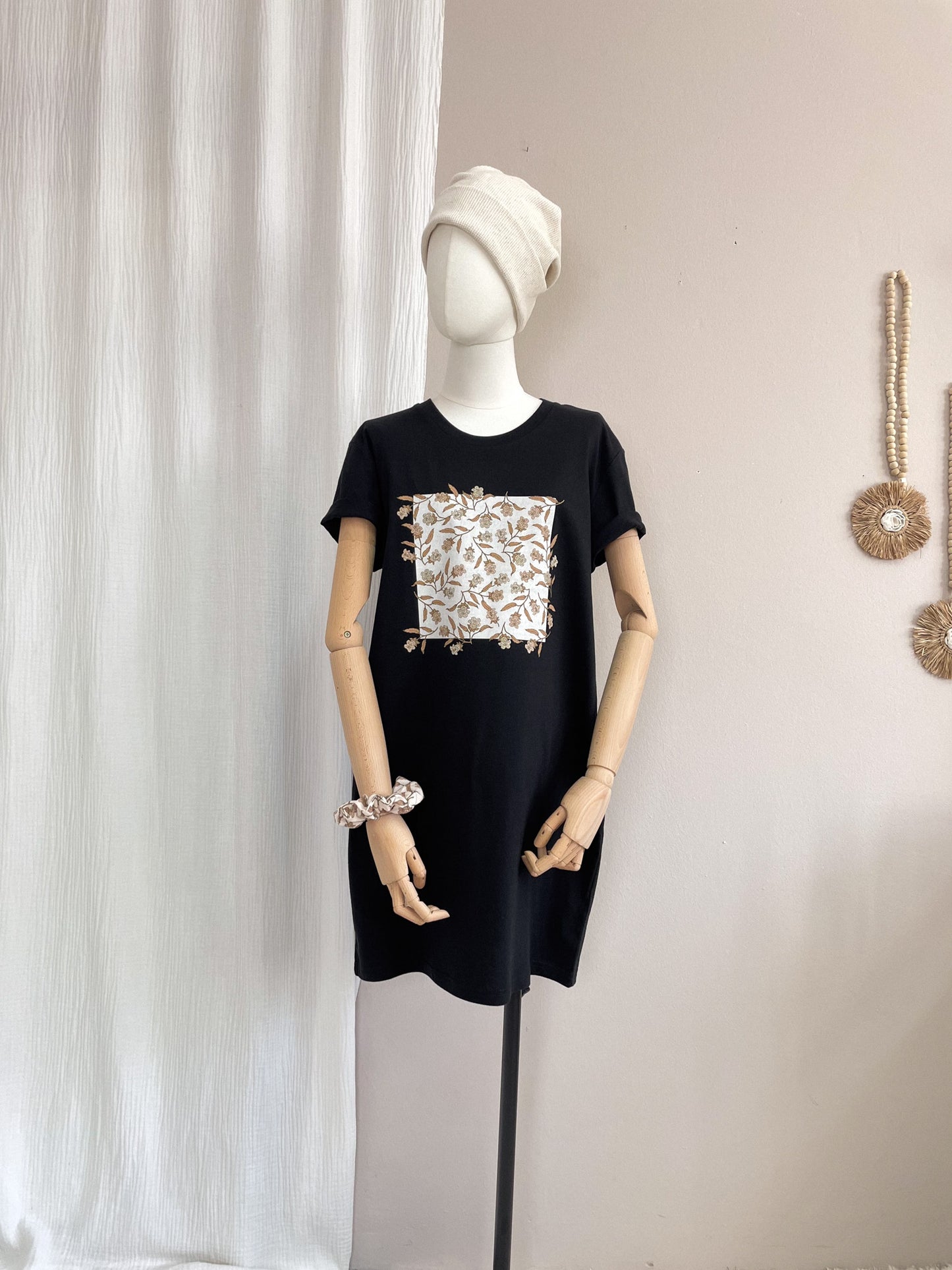 Load image into Gallery viewer, T-shirt dress / bell flowers / black
