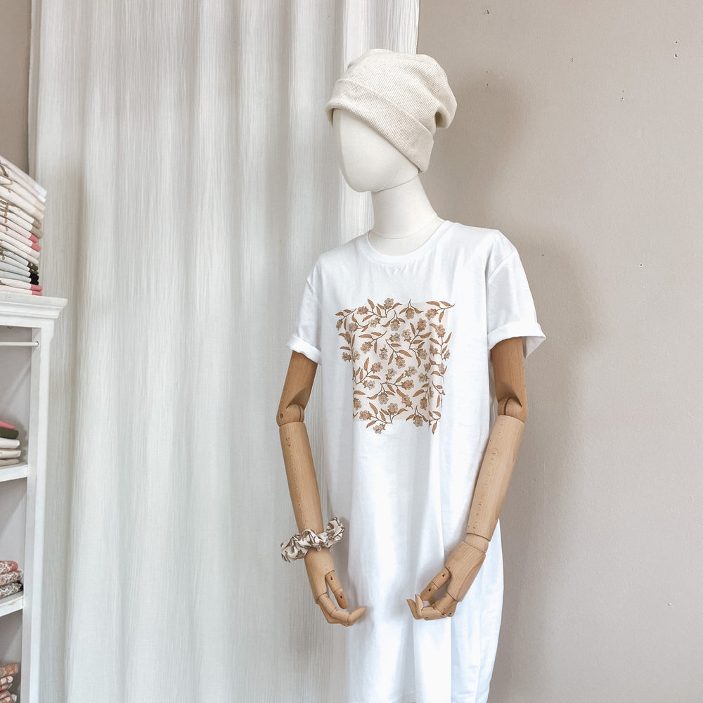 
                      
                        T-shirt dress / bell flowers / white
                      
                    