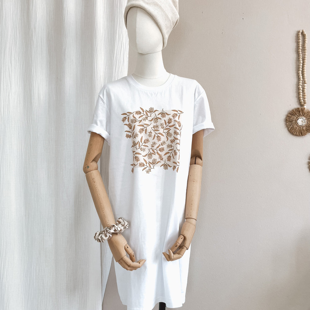 
                      
                        T-shirt obleka / bell flowers - white
                      
                    