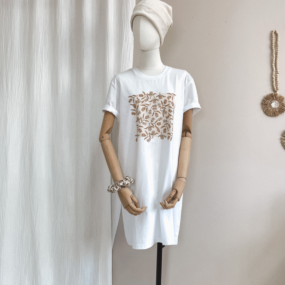 
                      
                        T-shirt dress / bell flowers / white
                      
                    